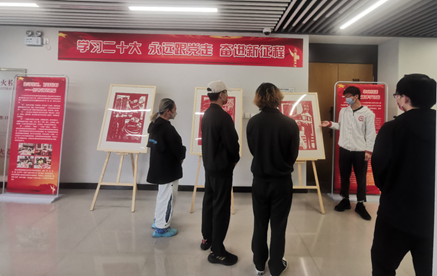 上海第二工业大学的师生一同参观剪纸作品展