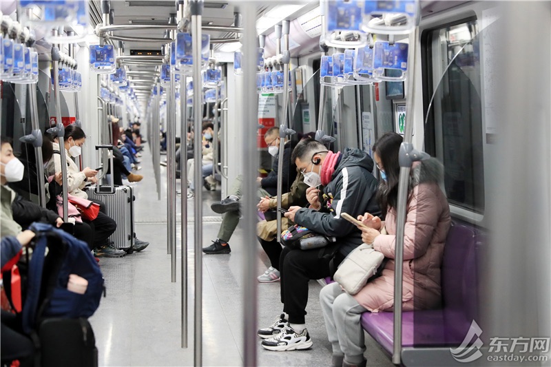 虽然已经过了早高峰，但地铁里的乘客仍有不少。