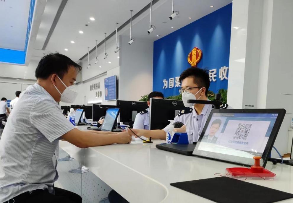 企業財務人員正在稅務窗口辦理業務。上海市稅務局供圖