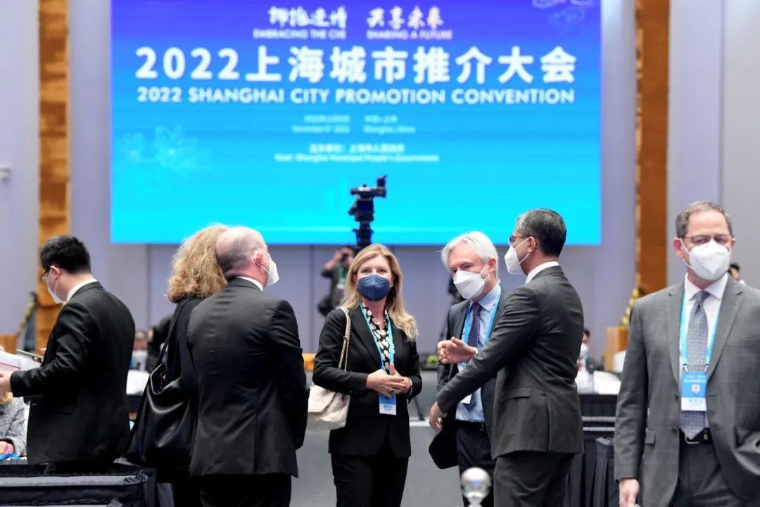 2022上海城市推介大会上，与会外商正在交流。资料照片
