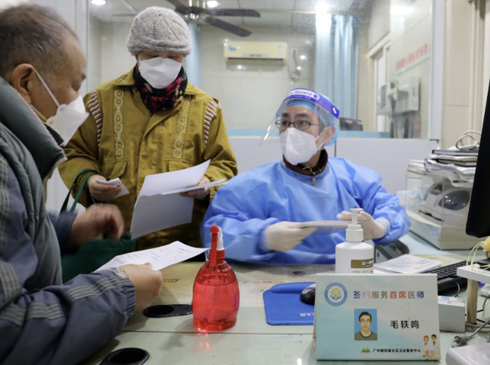 脆弱人群要的小分子药和氧气，社区卫生中心有！ 上海已于1月3日开始在113家社区卫生服务中心（社区医院）投入使用新冠小分子药，可谓是“及时雨”。目前，广中路街道社区卫生服务中心配备了150盒辉瑞新冠小分子口服药Paxlovid，截止1月5日，已使用超过90%，正在申请后续药物。“我们会对患者进行评估，一般是60岁以上老人，有基础疾病或高危因素，需在感染新冠5天内，具备这些条件才会开具。目前中心只有辉瑞paxlovid，阿兹夫定尚未配备，正在申请中。”[详细]