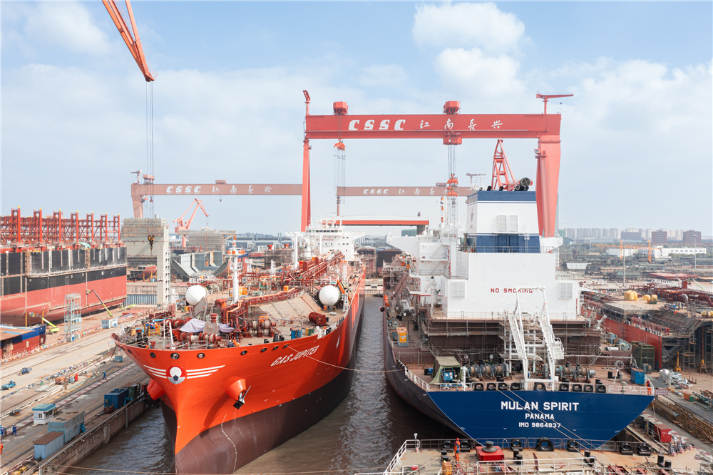 2月15日，两艘国产首制运输船在江南造船4号坞出坞。施昊豪摄