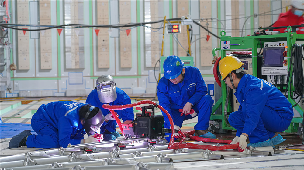 中国船舶集团沪东中华员工焊接不锈钢波纹板。张良摄
