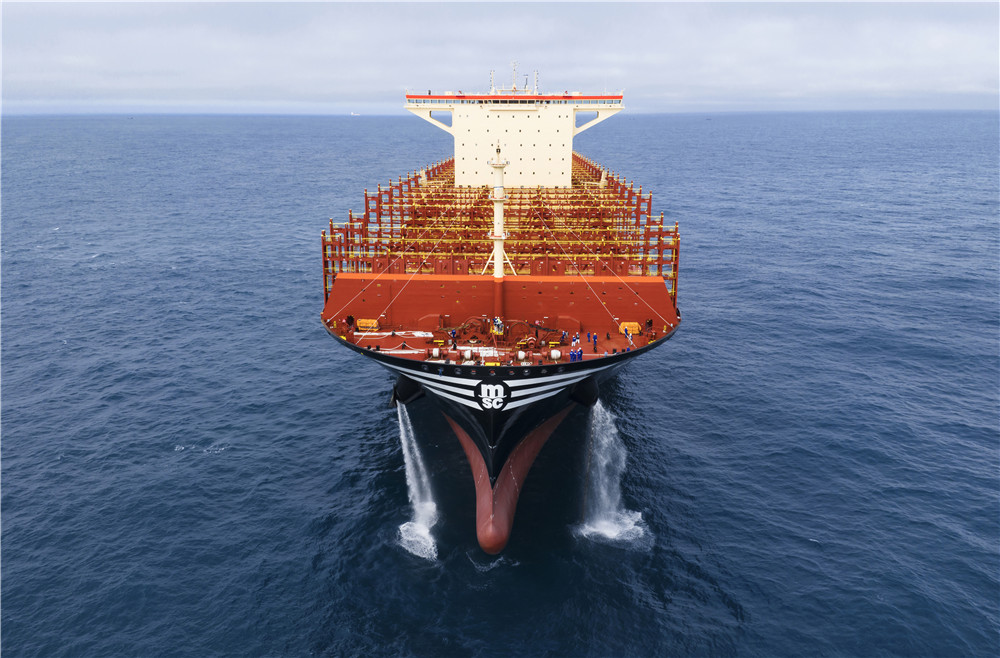 全球最大級別集裝箱船在滬交付。張黎攝