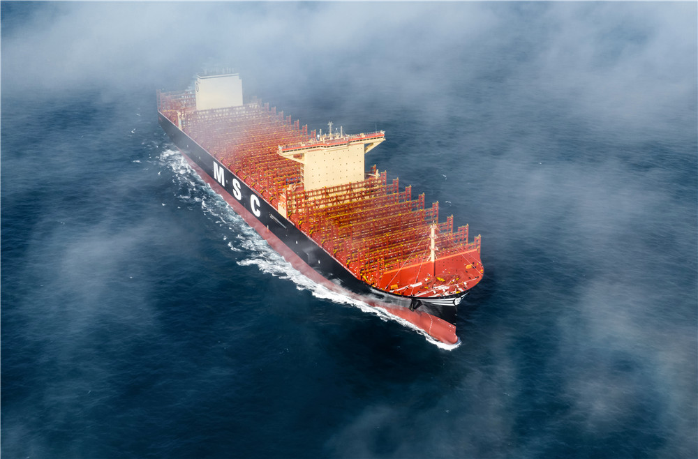 全球最大級別集裝箱船在滬交付。張黎攝