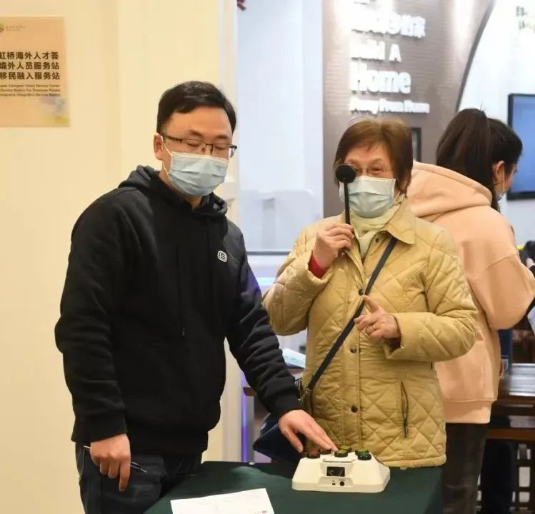 怎么看眼底相机20秒出报告！长宁居民在家门口体验了“眼底相机拍照”_https://www.jmylbn.com_新闻资讯_第1张