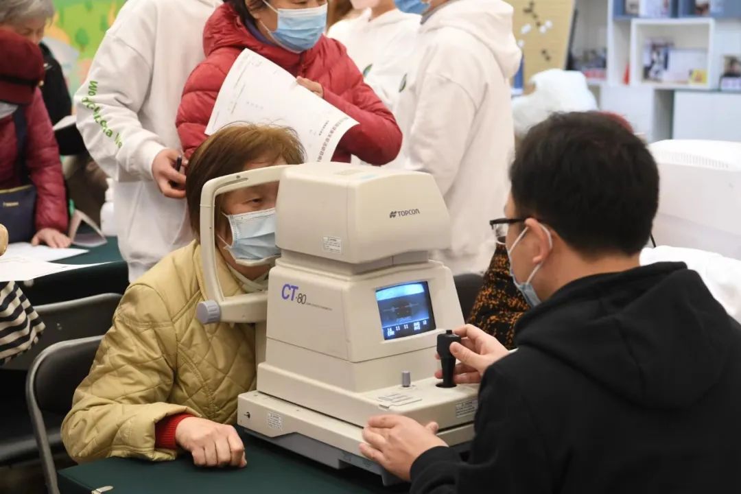 怎么看眼底相机20秒出报告！长宁居民在家门口体验了“眼底相机拍照”_https://www.jmylbn.com_新闻资讯_第3张