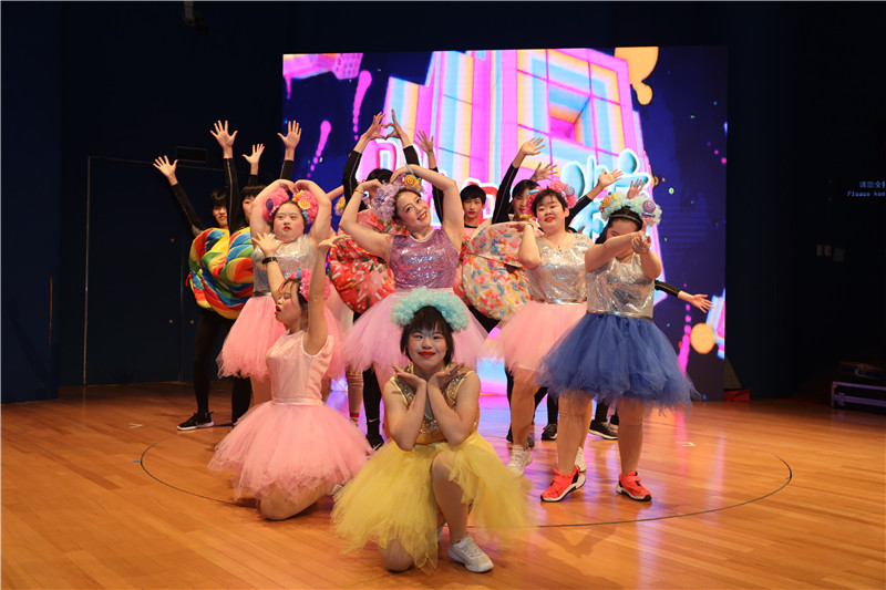 浦东辅读学校表演的舞蹈《我是一颗糖》。