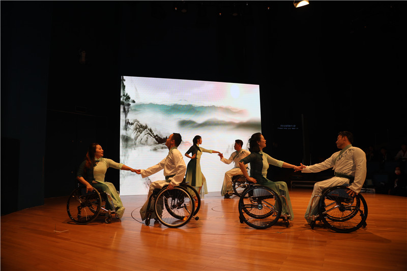 杭州市殘疾人輪椅舞蹈隊表演的輪椅拉丁舞。