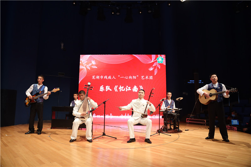 芜湖市残疾人“一心向阳”艺术团表演《忆江南》。