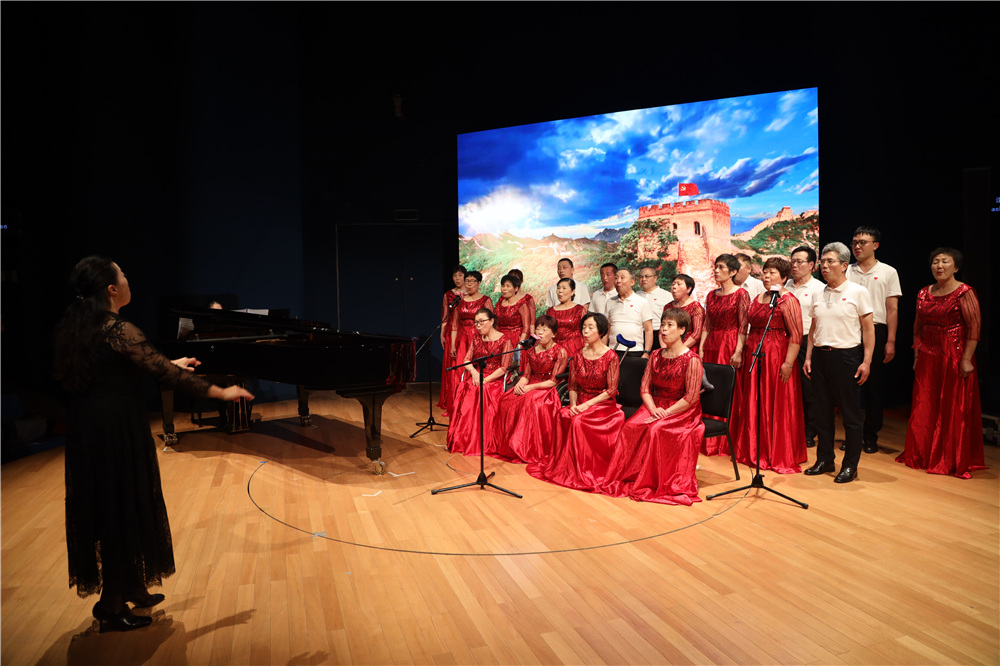 浦东新区残疾人艺术团表演的合唱《唱支山歌给党听》。