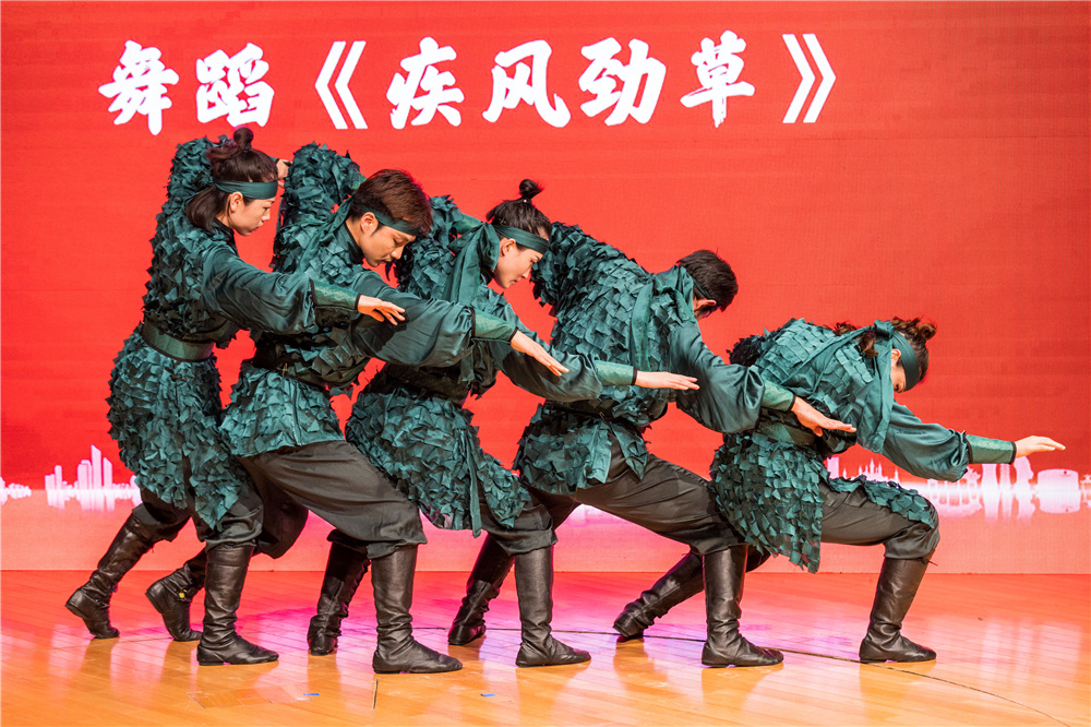 上海市残疾人艺术团表演的舞蹈《疾风劲草》。