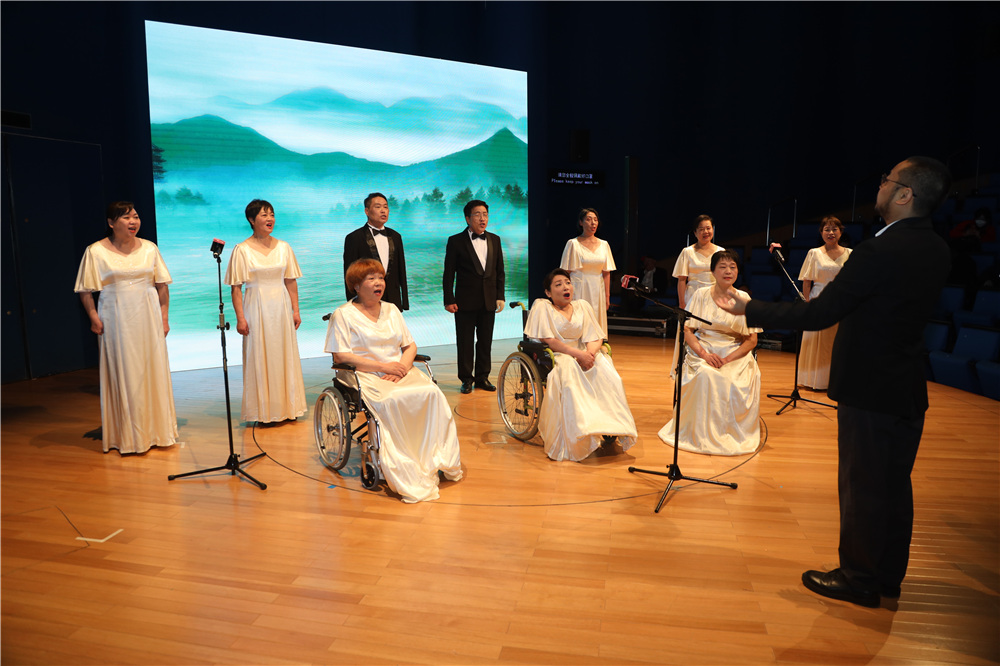 杭州市殘疾人合唱團表演的組唱《人間西湖》。