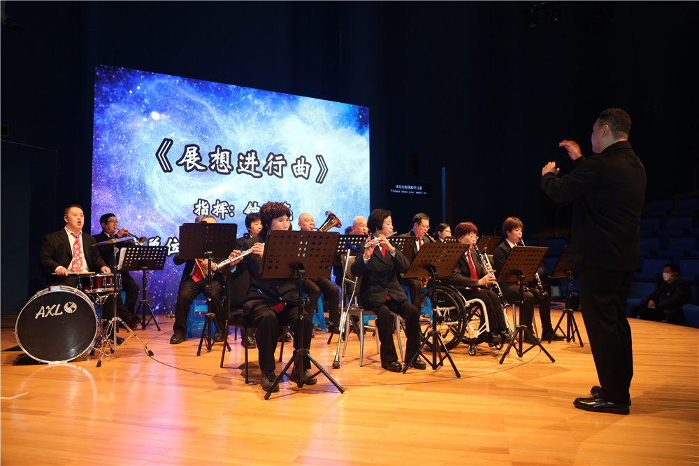 浦东新区残疾人艺术团表演的管弦乐《展想进行曲》。