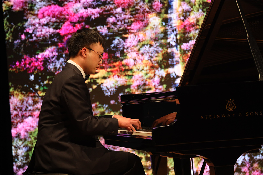 浦东新区残疾人艺术团表演的钢琴独奏《致春天》。