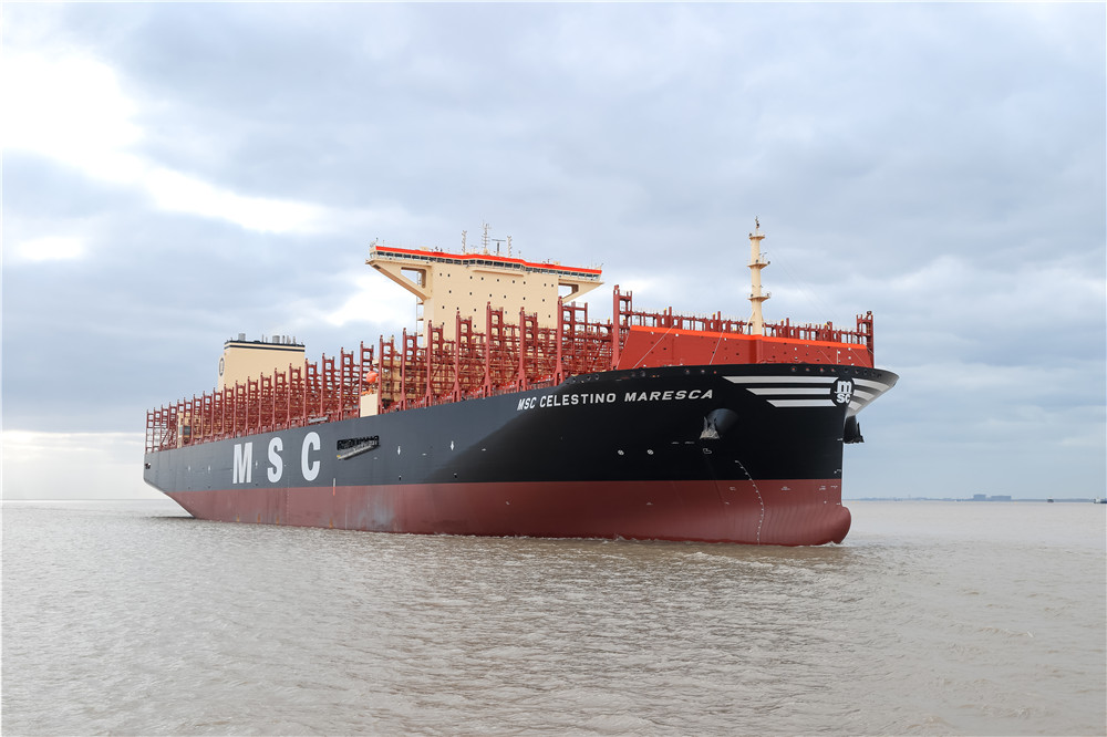 24116箱超大型集装箱船系列2号船“地中海 塞莱斯蒂诺马雷斯卡”号在上海命名交付。张黎摄