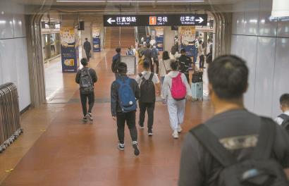 昨天，上海火車站轉乘地鐵1號線地下通道正式恢復通行。抵滬選擇搭乘地鐵的旅客直接從地下“直聯通道”刷身份証進站台乘車，換乘通道不到300米，極大方便了出行。 本報記者 孟雨涵 攝