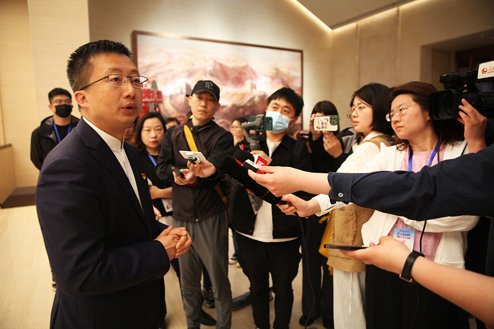 中共一大纪念馆党委书记、馆长薛峰接受采访。人民网记者 杨文全摄