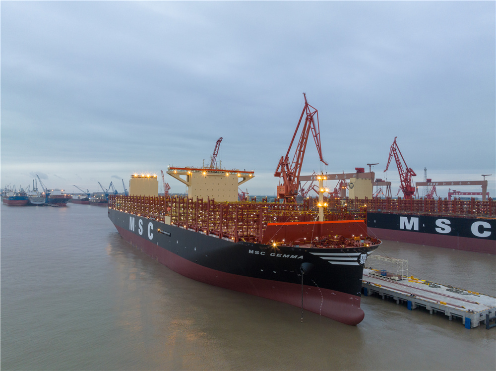 全球最大級別24116箱集裝箱船在滬交付。東華攝