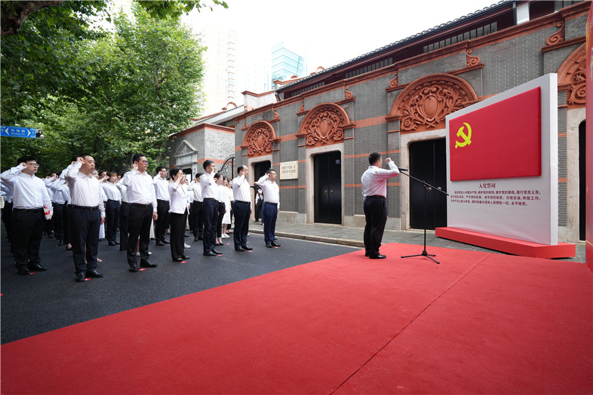 7月1日上午，在中共一大纪念馆举办了“牢记嘱托 凝心铸魂 砥砺前行”上海市新党员代表入党宣誓活动。吴之渊 摄