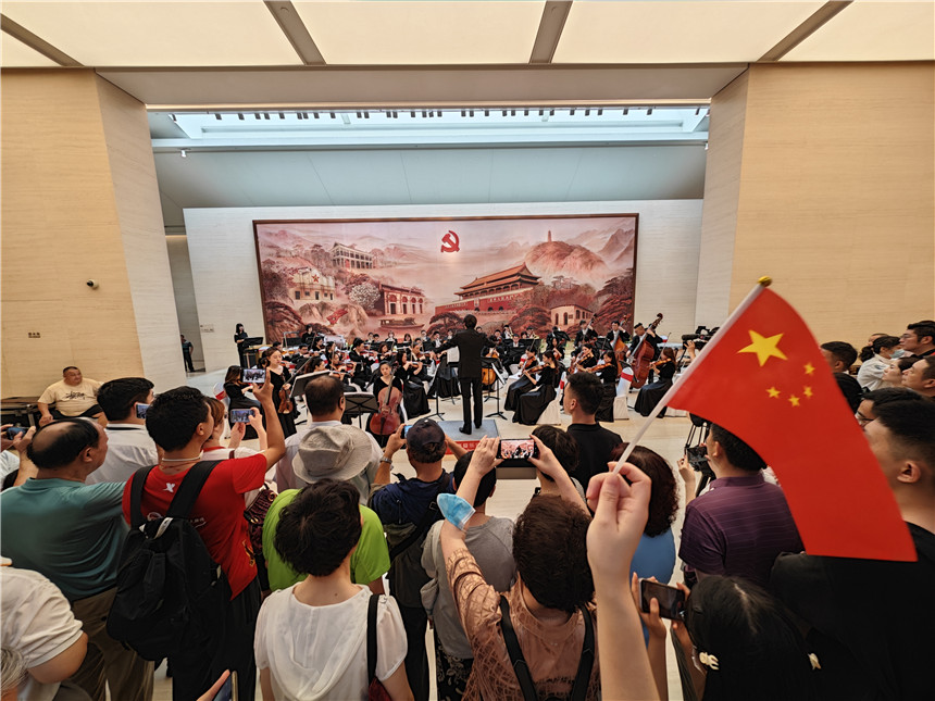 上海爱乐乐团在中共一大纪念馆前厅带来管弦乐《人民万岁》、小提琴与大提琴双重协奏曲《石库门随想曲》（节选）等作品。刘歆 摄