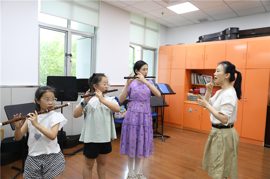 笛子老師正在教學員如何正確發聲。