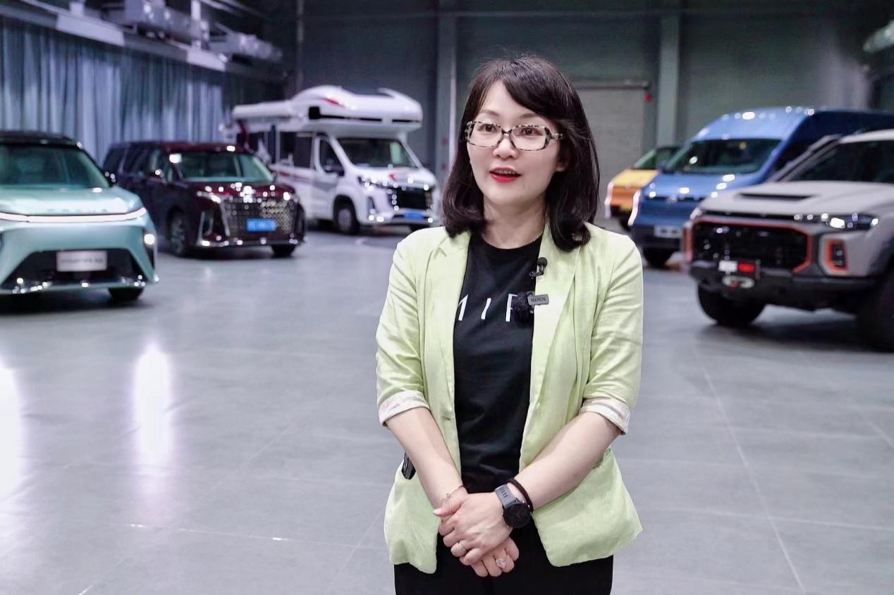 上汽大通汽車有限公司海外事業部總經理嚴碧亞在接受人民網記者採訪。皇甫萬裡 攝