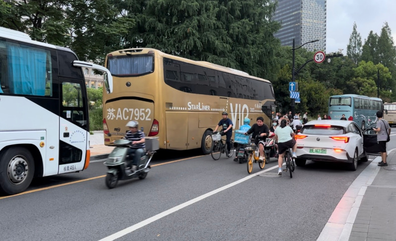 南苏州路（河南中路—四川中路）非机动车行驶遇堵，现场交通状况极为混乱。 唐乙隽 摄