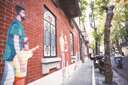 淡水路（左）和西凌家宅路（右）完成了街區更新。 記者 海沙爾 攝
