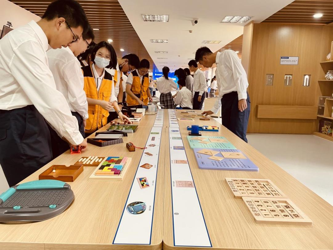 学生在开放式的“姚晶长廊”体验桌游