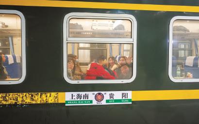 今天零时4分，2024年春运长三角首趟K4177次临时旅客列车从上海南站始发开往贵阳站，载着逾千名旅客踏上返乡路。记者 孟雨涵 摄