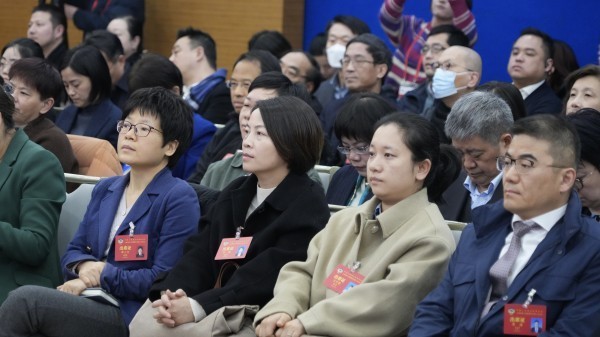 上海市政协十四届二次会议举行“践行全过程人民民主，不断提高城市治理现代化水平”专题会议。新民网供图