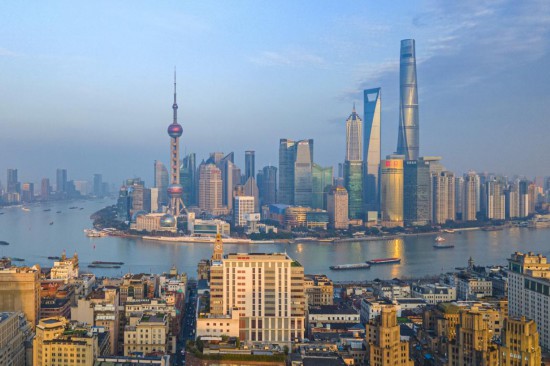 大江东｜上海两会观察：把浦东这张“王牌”打得更好
  1月22日，上海进入两会时间。当天，中共中央办公厅、国务院办公厅印发的《浦东新区综合改革试点实施方案（2023－2027年）》（以下简称《方案》）正式对外公布。这份《方案》的公布，迅速在上海两会会场引发热议。2023年，上海全市生产总值达到4.72万亿元，其中浦东新区达1.68万亿元左右，占比约三分之一。浦东的高水平开放、高质量发展，对于上海在中国式现代化中发挥龙头带动和示范引领作用意义重大。[详细] 