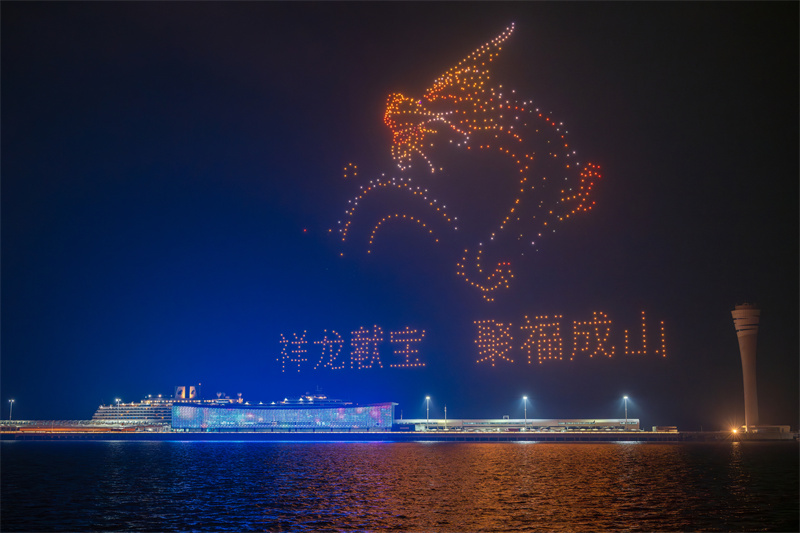上海吴淞口国际邮轮港无人机灯光秀精彩上演