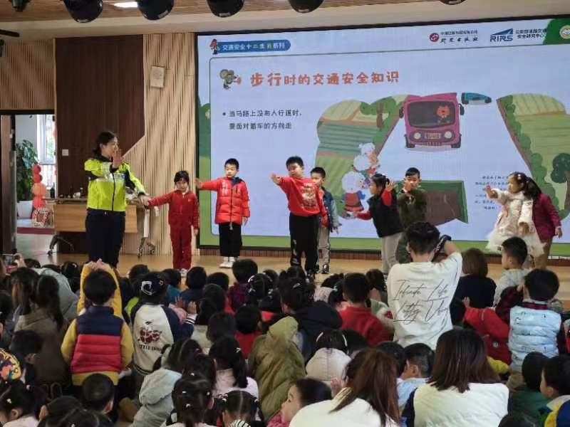2月19日，浦东公安分局交警支队一大队明珠中队民警魏佳艳在东方尚博幼儿园上开学第一课。