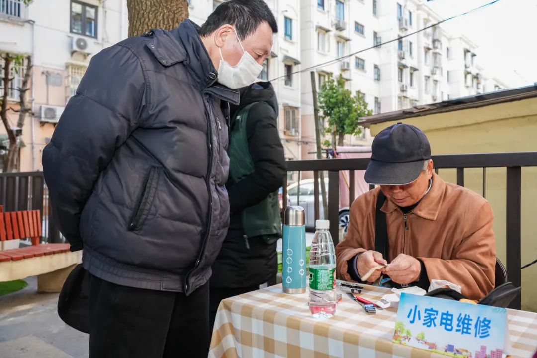 球盟会官网入口修钟表、修家电……这些热情“老同伴”巧手去除住民的小懊恼(图3)