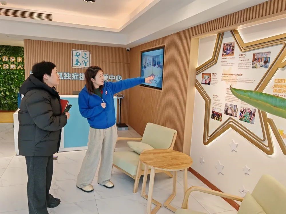 張軍萍委員（左）在閔行區孤獨症援助關愛服務中心調研。上海市政協供圖
