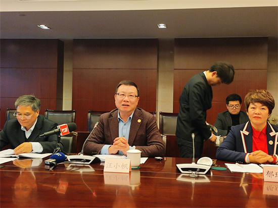 2月28日，部分在滬全國政協委員向媒體介紹提案建議情況。黃曉慧攝