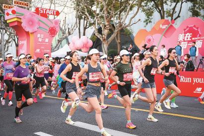 昨天，2024上海女子半程马拉松赛在长宁鸣枪起跑，5800名女性跑者随发令枪响，展现“她力量”之美。  本报记者 海沙尔 摄