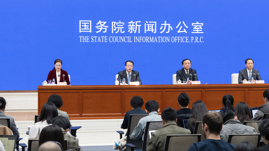 國務院新聞辦發布會上，龔正市長介紹上海“五個中心”建設，談發展新質生產力。上觀新聞圖