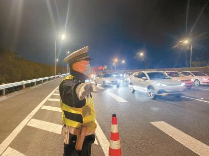 4月5日晚，G40上海段迎来清明假期第一拨返程大车流。 市公安局供图
