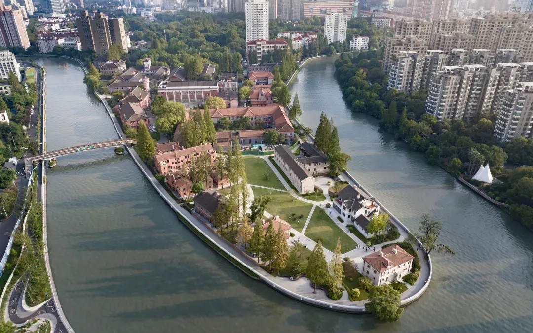 华东政法大学历史建筑群：近270°河景建筑明珠