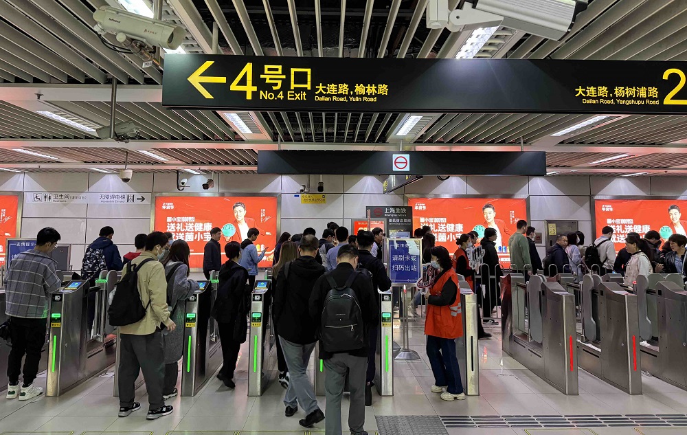 上海三地铁站试点运行闸机常开模式，首周现场情况如何？记者实测
