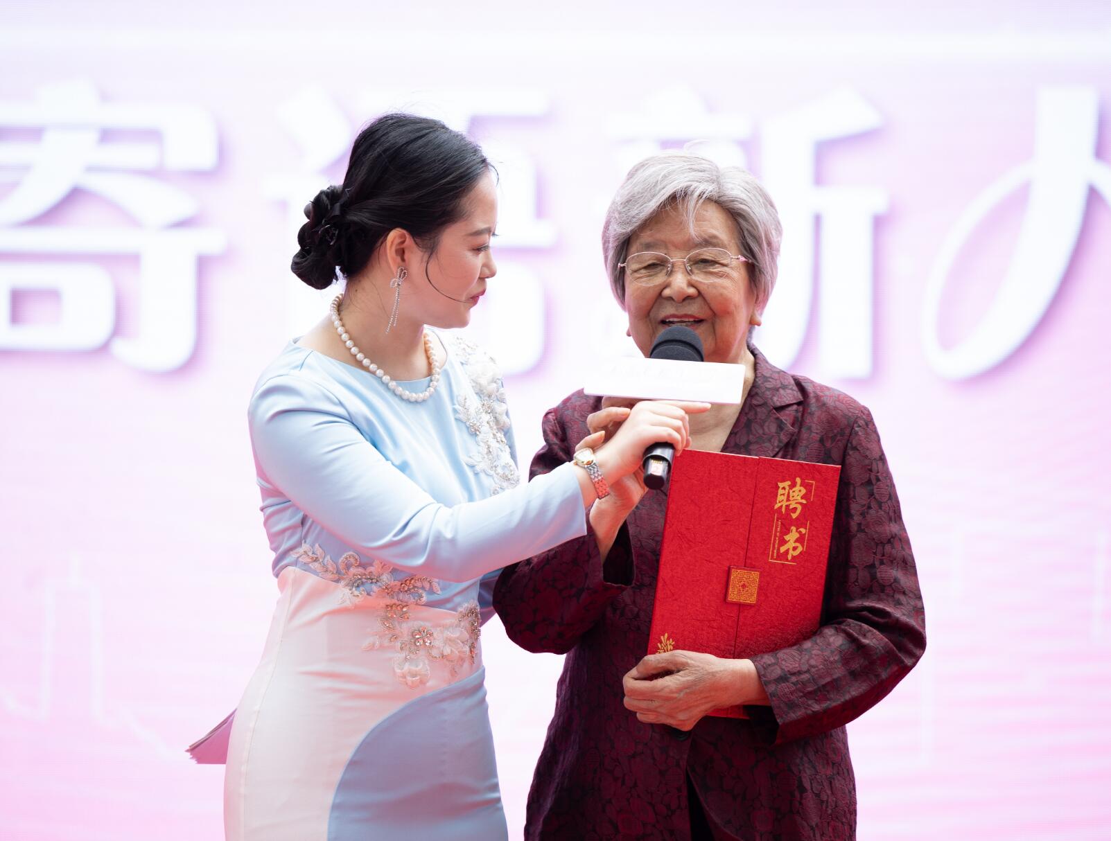 杨浦举行“520”结婚登记集体颁证仪式，让幸福定格
