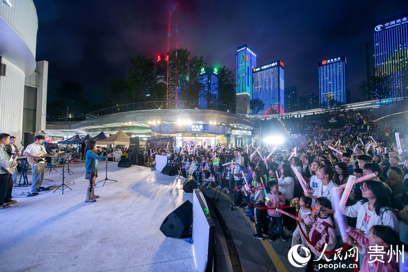 6月26日晚，贵阳市观山湖“路边音乐会”现场气氛热烈，观众陶醉音乐之中。人民网记者 翁奇羽摄