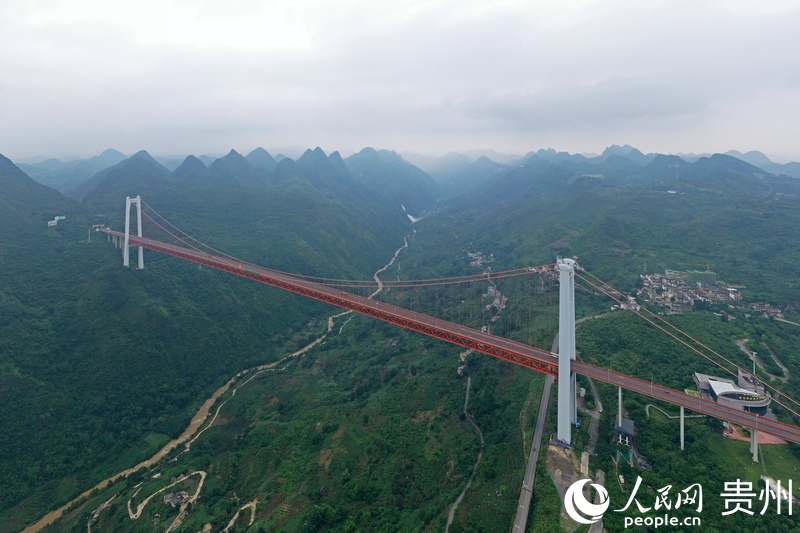 6月23日拍摄的坝陵河大桥，飞跨峡谷，雄奇壮美。人民网记者 翁奇羽摄