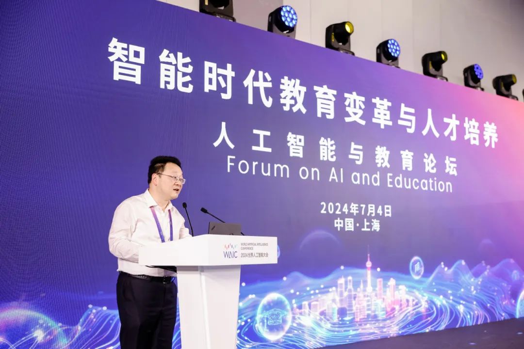 上海市教育委员会主任周亚明主持开幕式