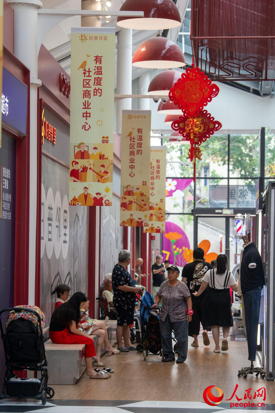 7月8日，在228街坊内的“阳普邻里”社区购物中心，不少居民前来避暑购物。这里基本上可以满足各年龄段居民的需求。人民网记者 翁奇羽摄