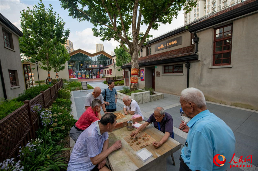 7月8日，周边居住的老年人聚在228街坊下棋。人民网记者 翁奇羽摄