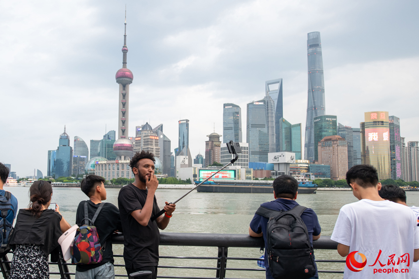 外國游客在上海外灘自拍留念。人民網記者 翁奇羽攝